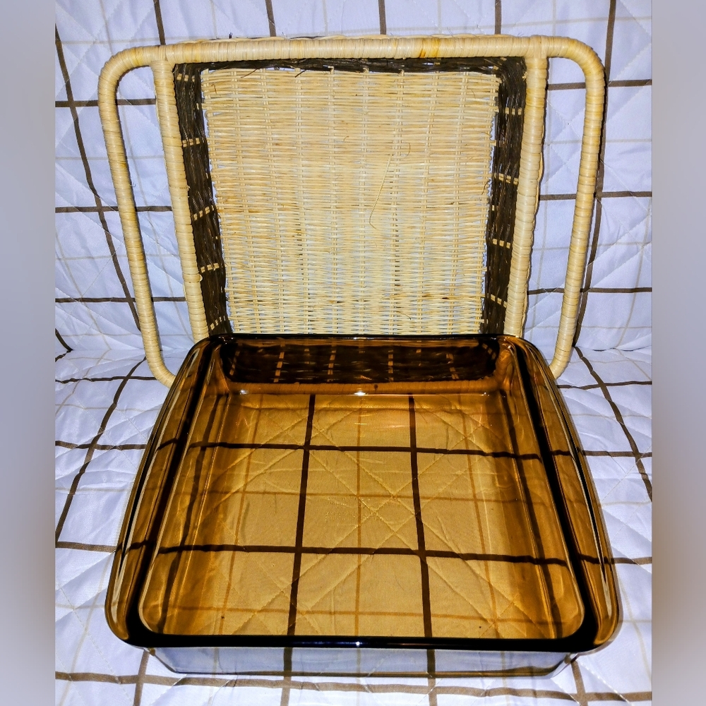 Pyrex π°π§ Square Cake - Baking Dish π°π§ In Rattan Basket - Picture 2 of 9
